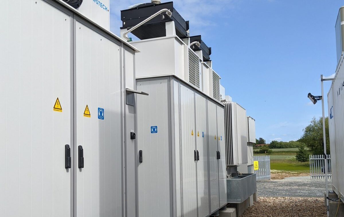 Rij batterijcontainers op een batterijpark