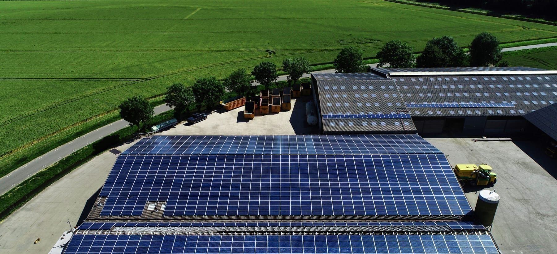 Luchtfoto van een bedrijfsgebouw met een volledig met zonnepanelen belegd dak