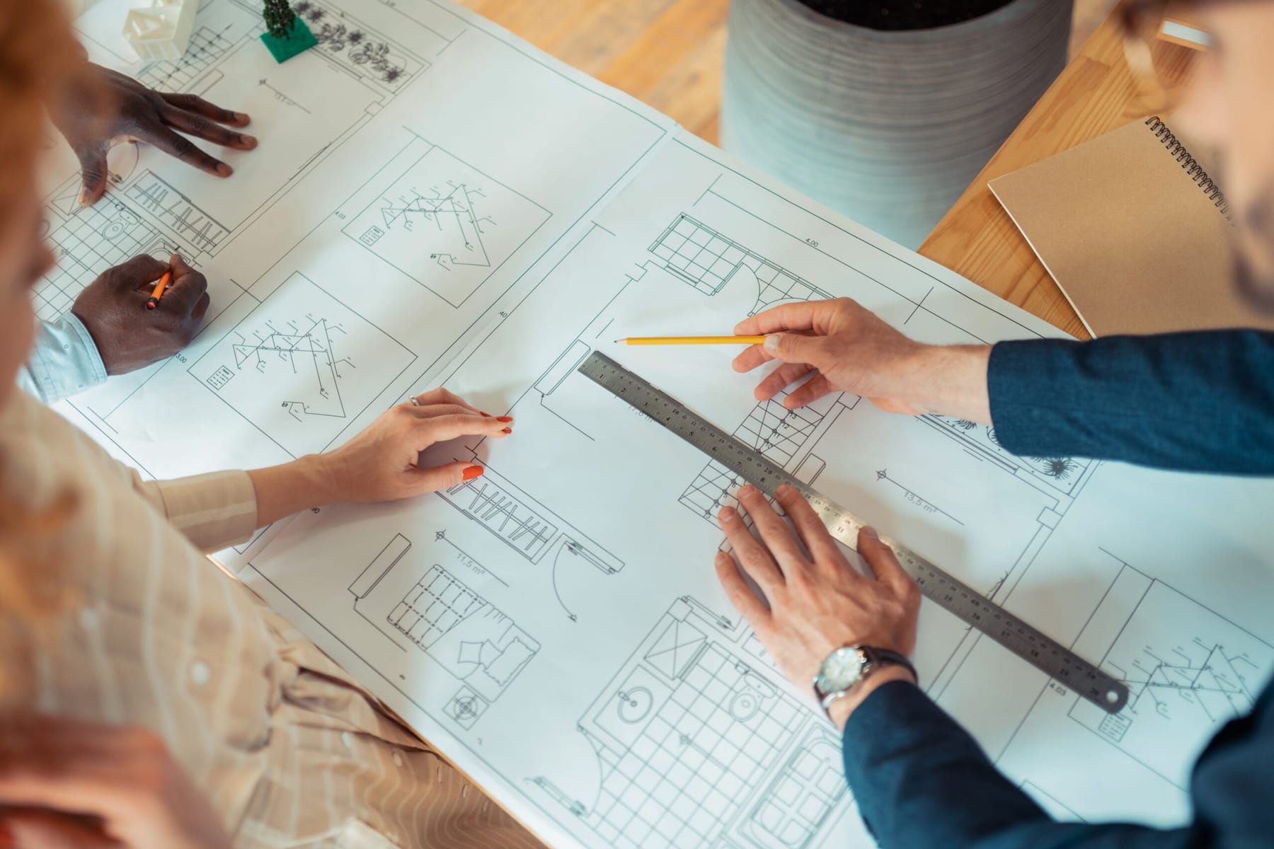 Ingenieurs bekijken technische tekeningen