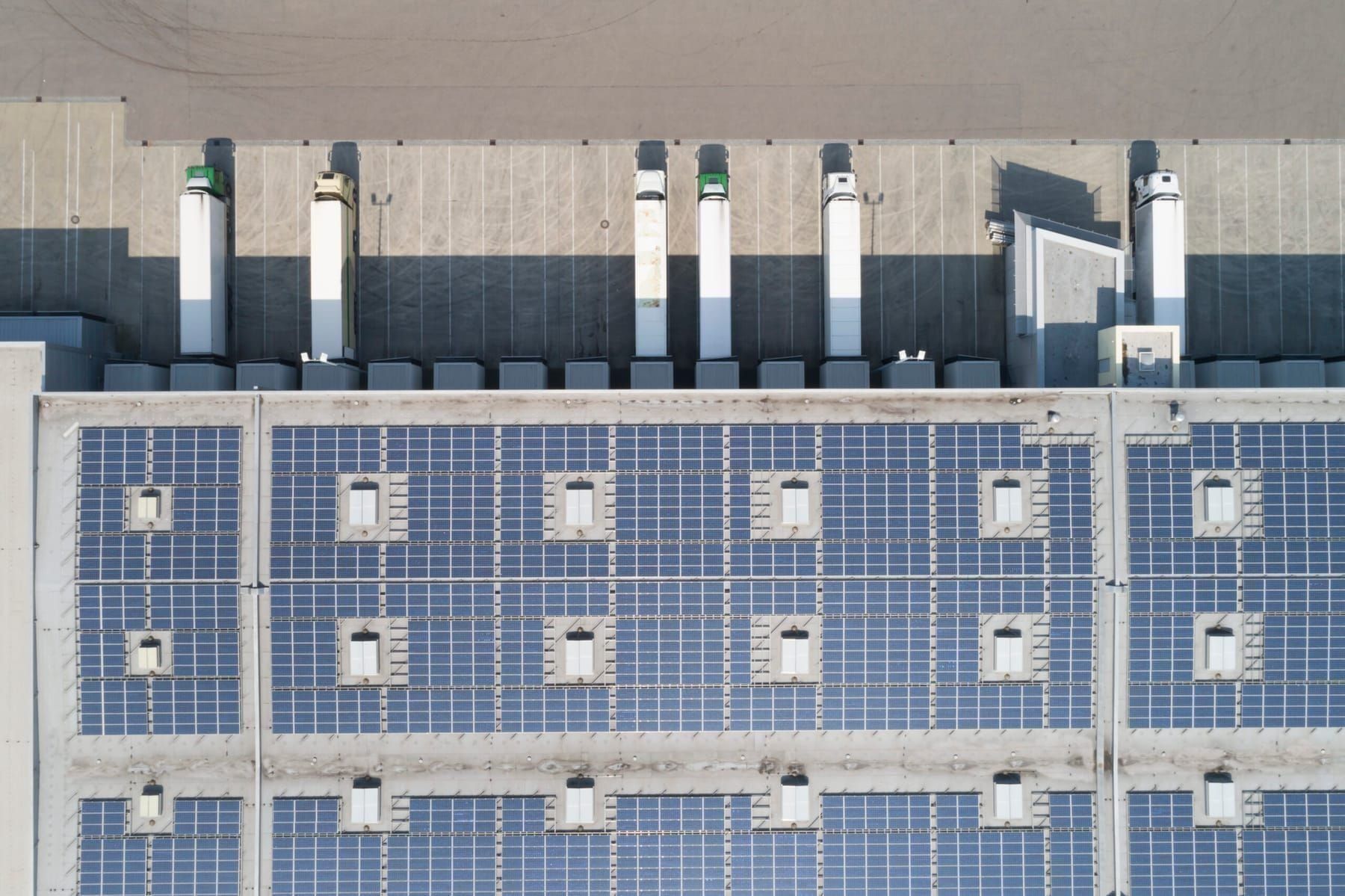 Overleg over een batterijproject aan tafel