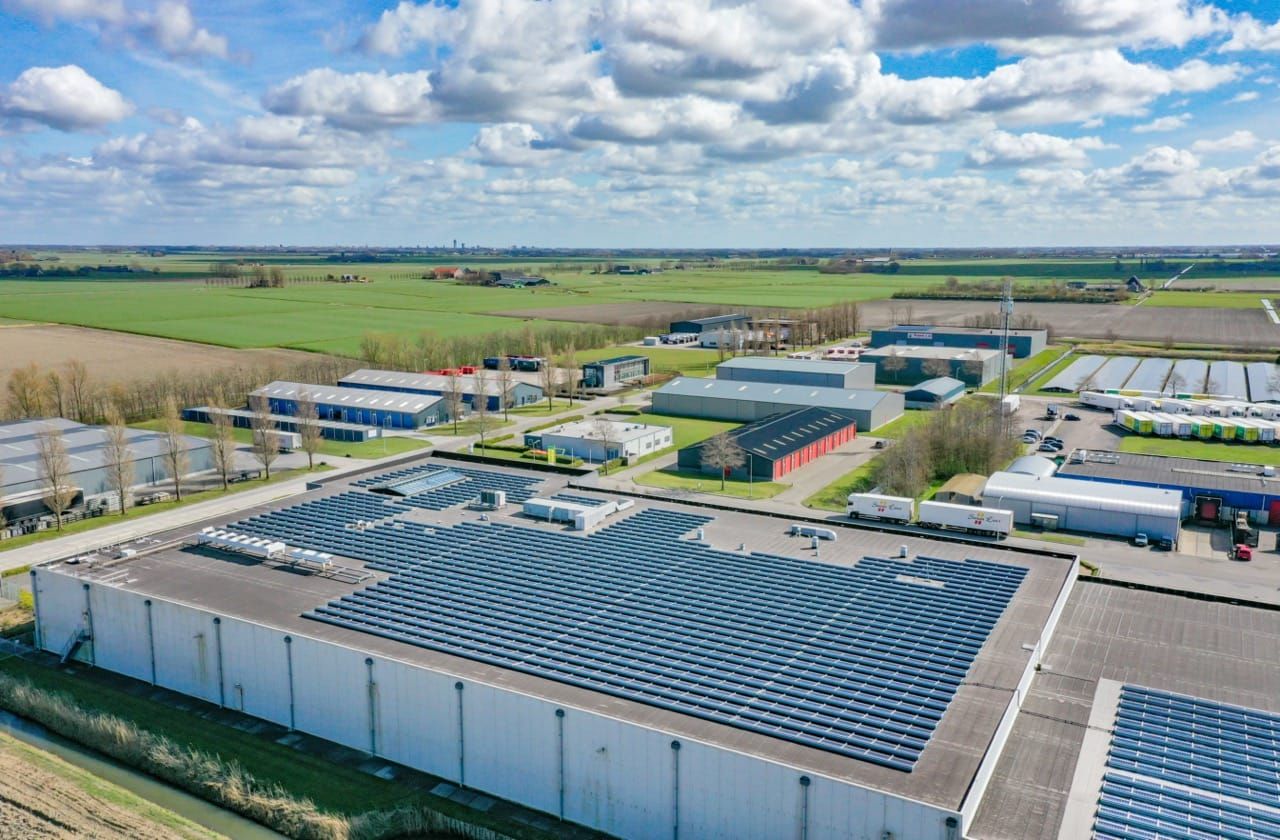 Zonnedak bij een bedrijfspand in Sint Annaparochie