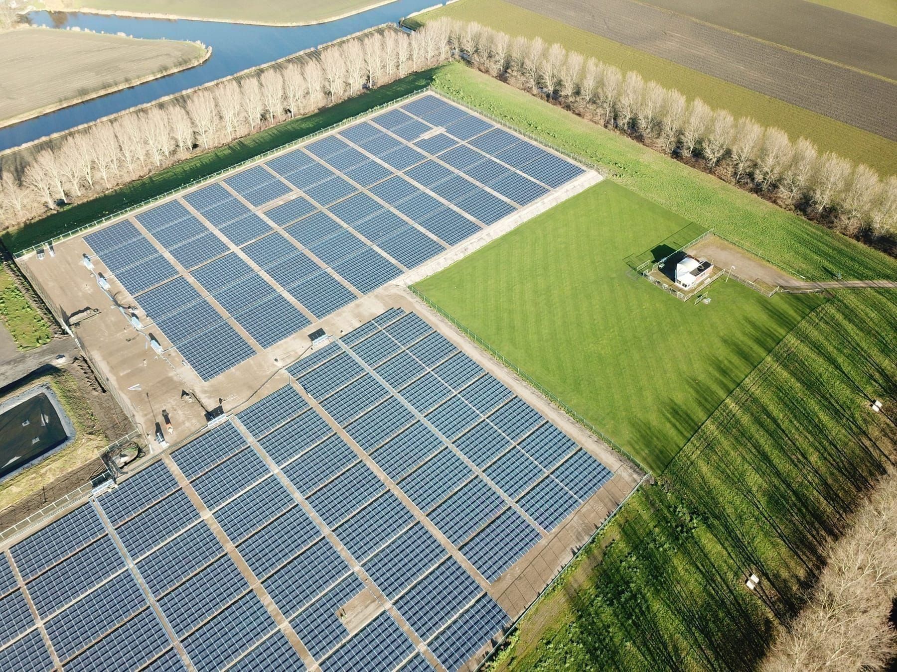 Luchtfoto van een bedrijfsterrein met zonnepanelen