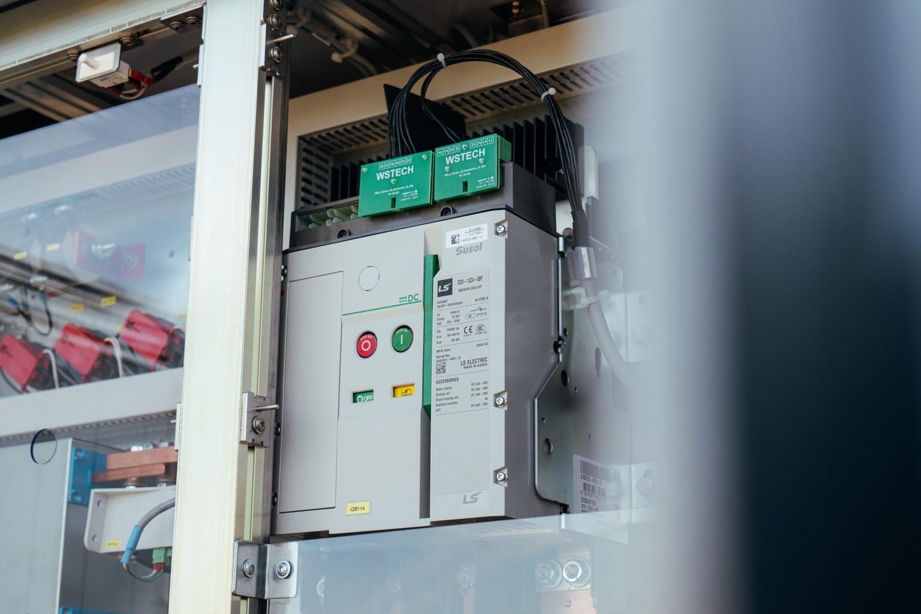 Monteur werkt aan de aansluiting van een batterijcontainer