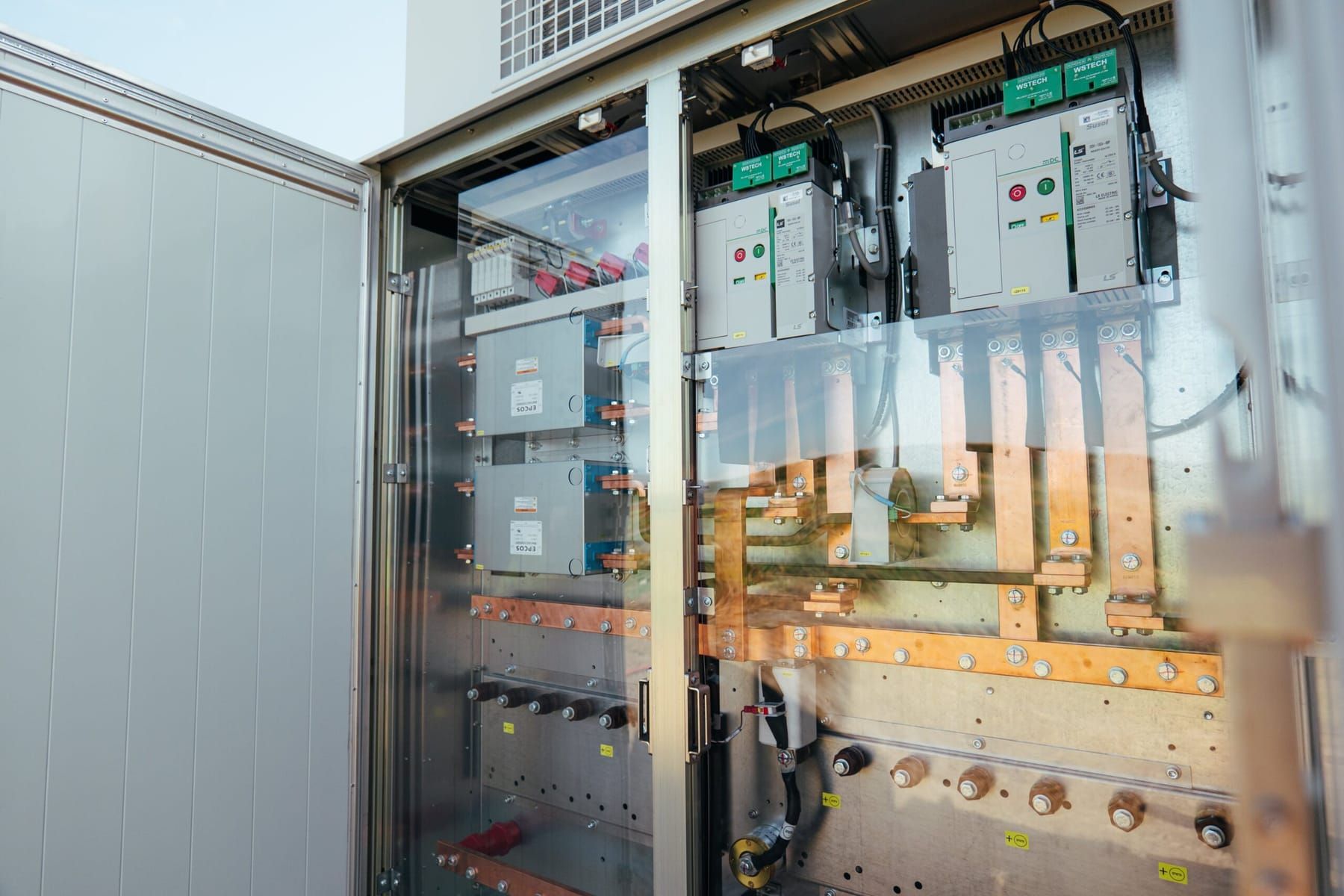 Elektrische installatie in een batterijcontainer