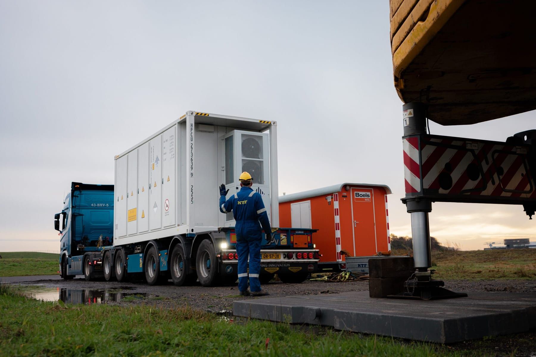 De batterijcontainer arriveert per dieplader op de Energiecampus