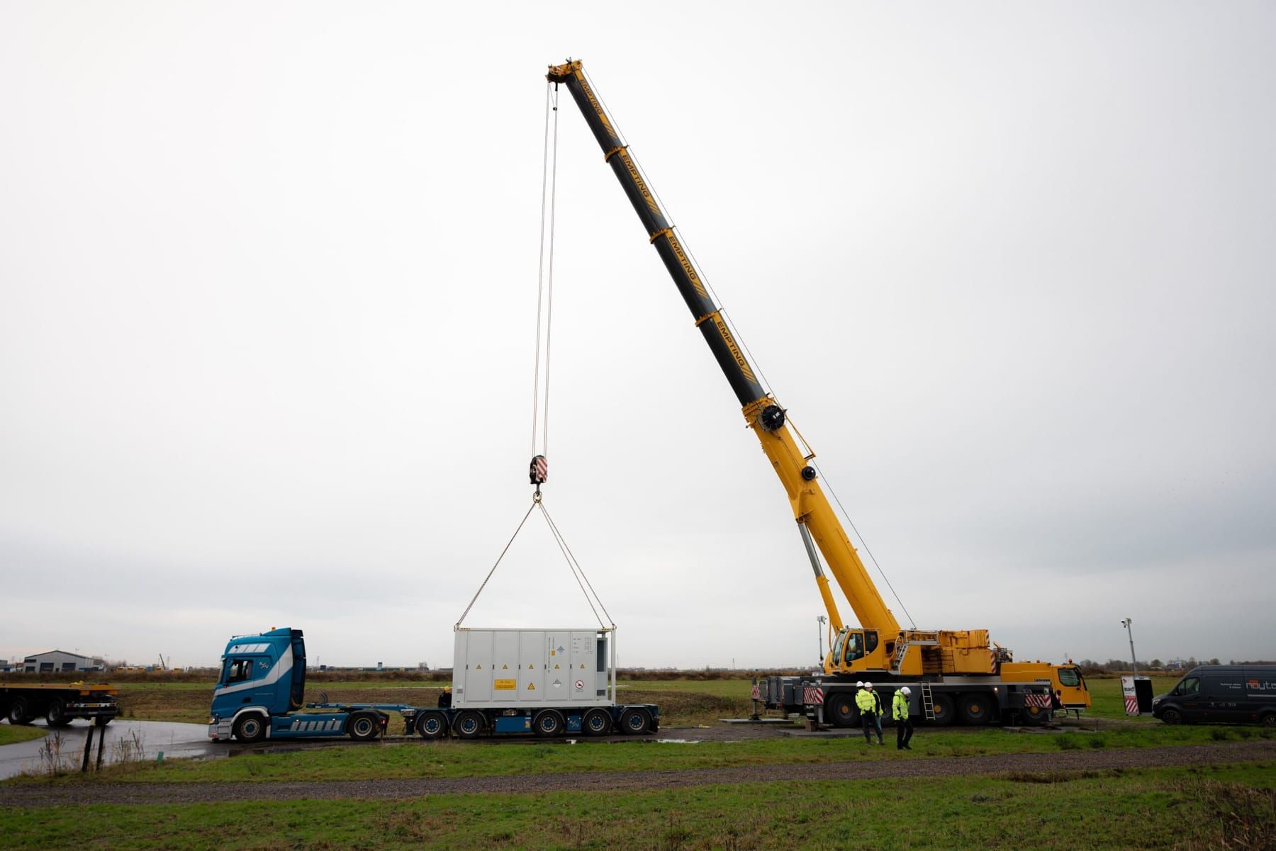 Een telekraan tilt de container van de dieplader
