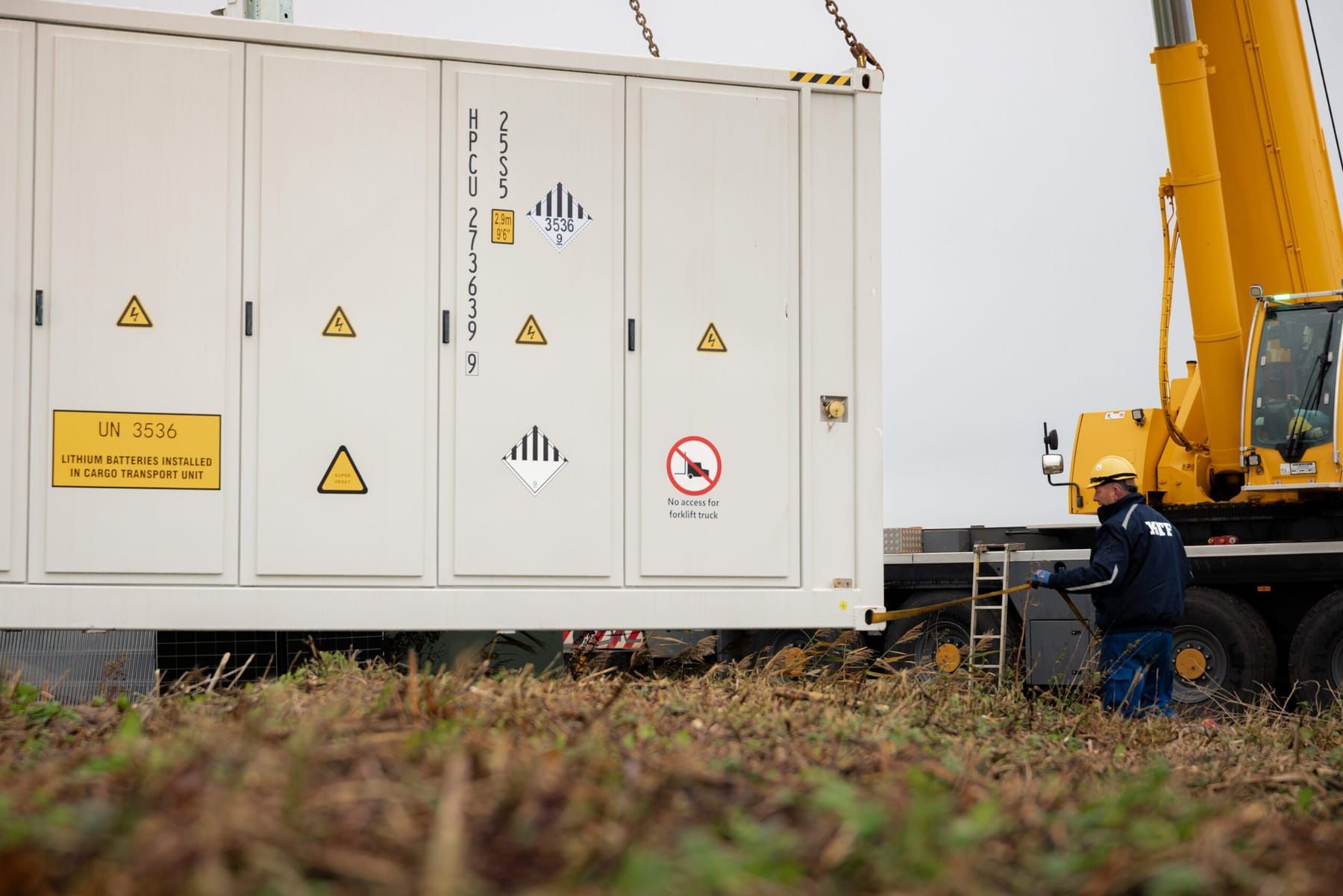 Geplaatste batterijcontainer met de aansluitkast ernaast