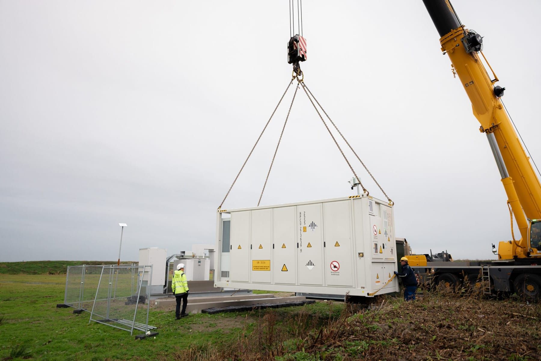De container hangt boven de fundatie
