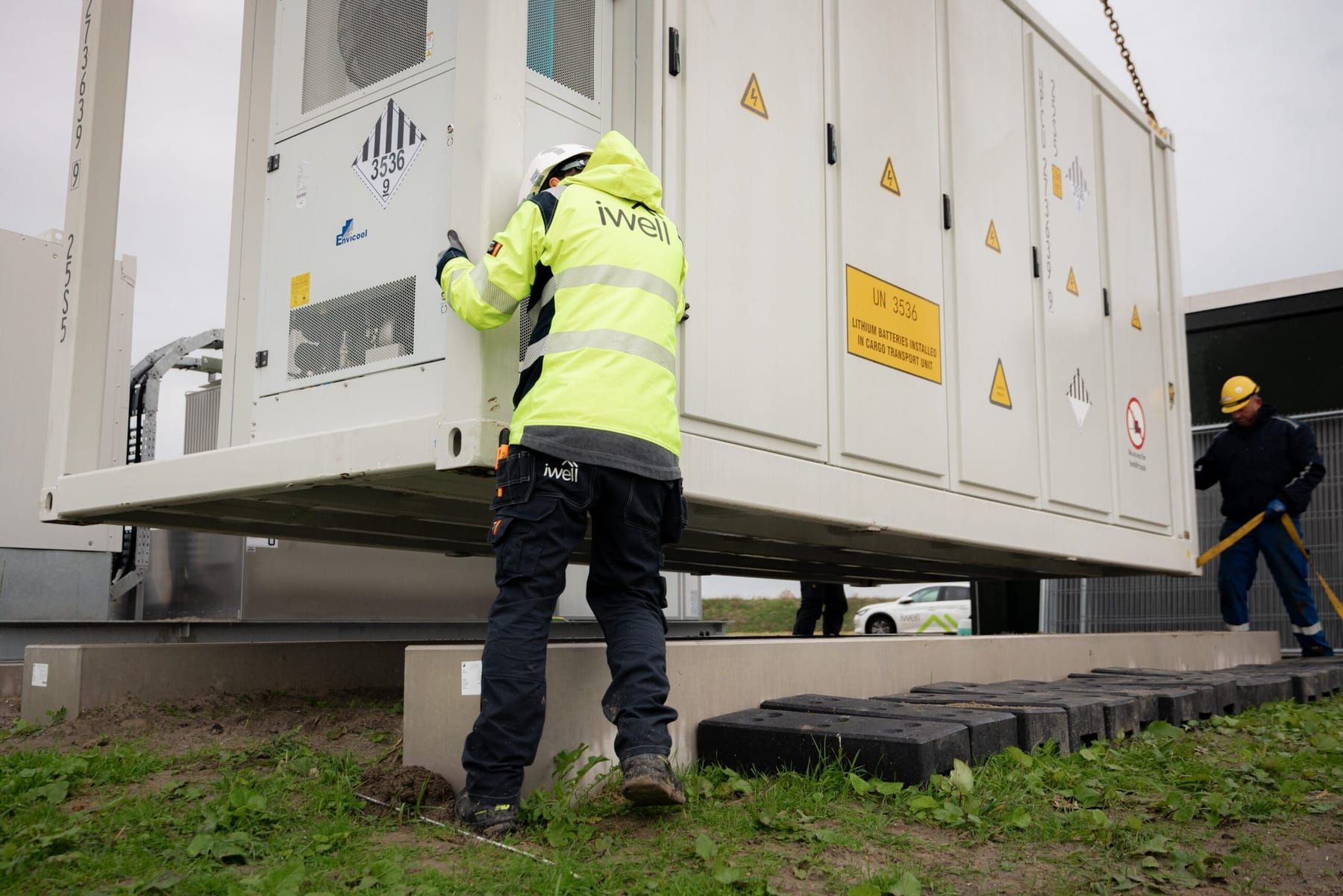 Monteur werkt aan een geplaatste batterijcontainer