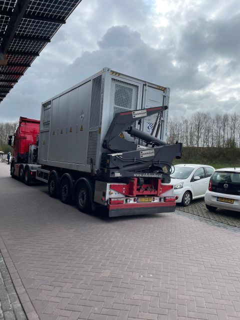 De batterijcontainer wordt per dieplader aangevoerd bij het ziekenhuis