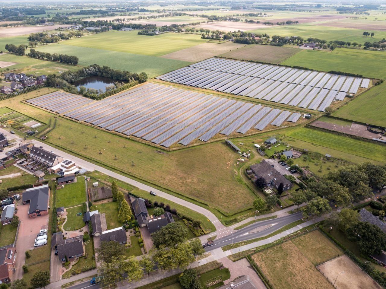 Luchtfoto van de zonneparken in Someren