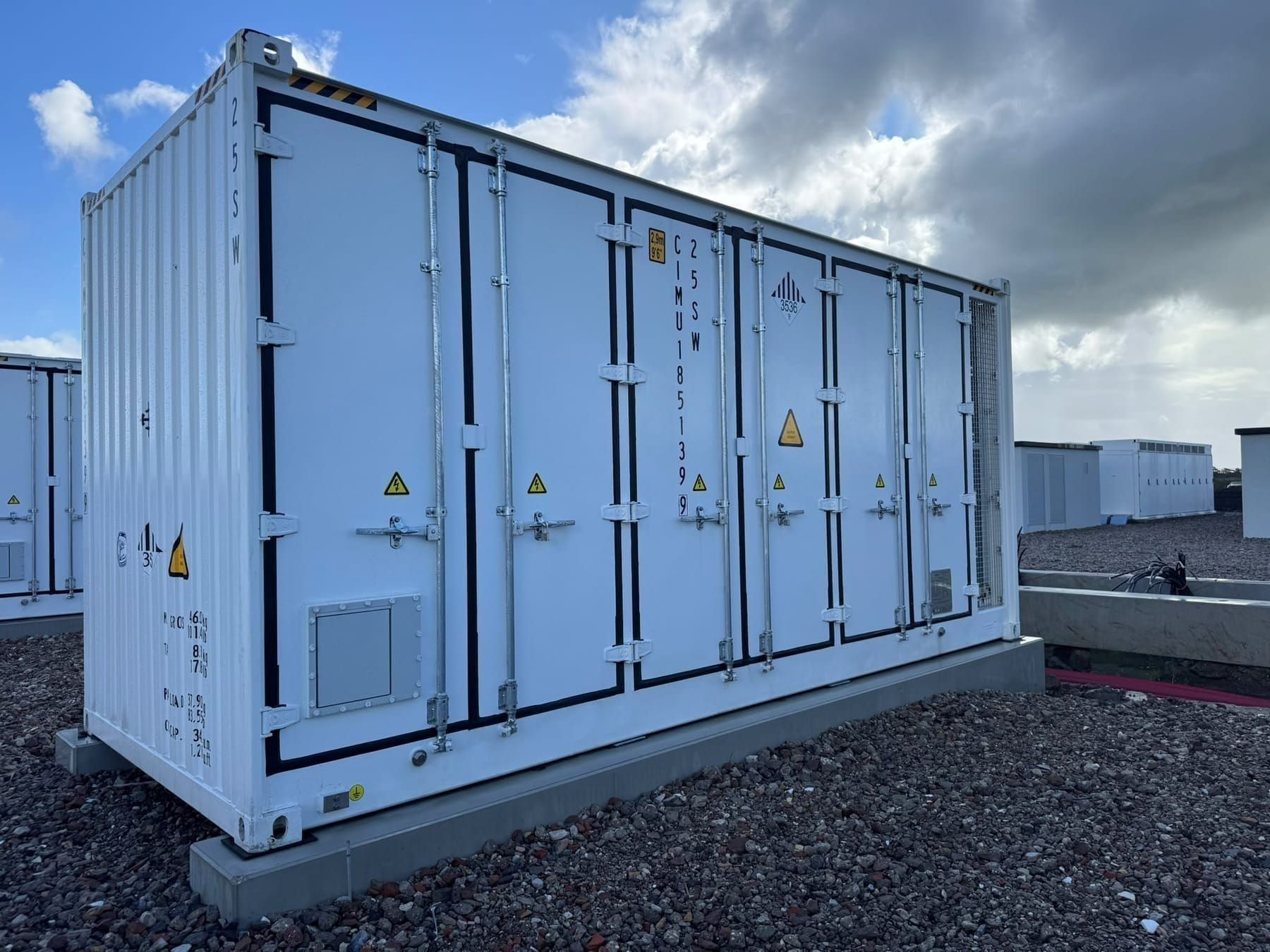 Een van de batterijcontainers van dichtbij
